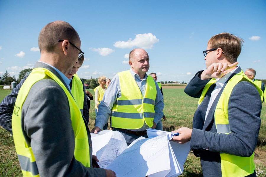 Spotkanie przedstawicieli samorządu województwa i samorządów lokalnych na placu budowy drogi nr 548, fot. Łukasz Piecyk