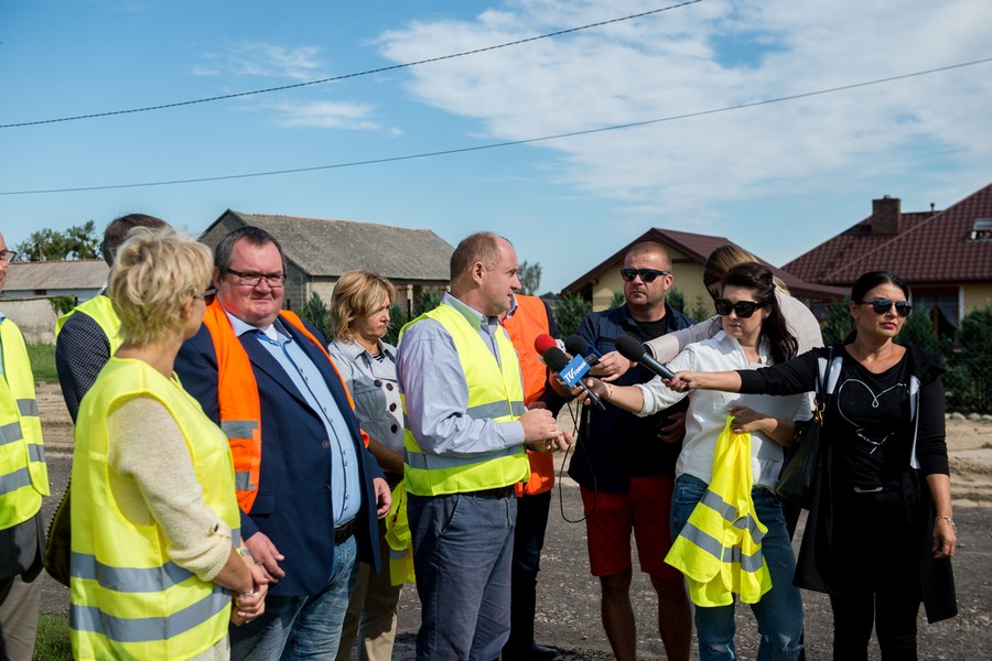 Spotkanie przedstawicieli samorządu województwa i samorządów lokalnych na placu budowy drogi nr 548, fot. Łukasz Piecyk