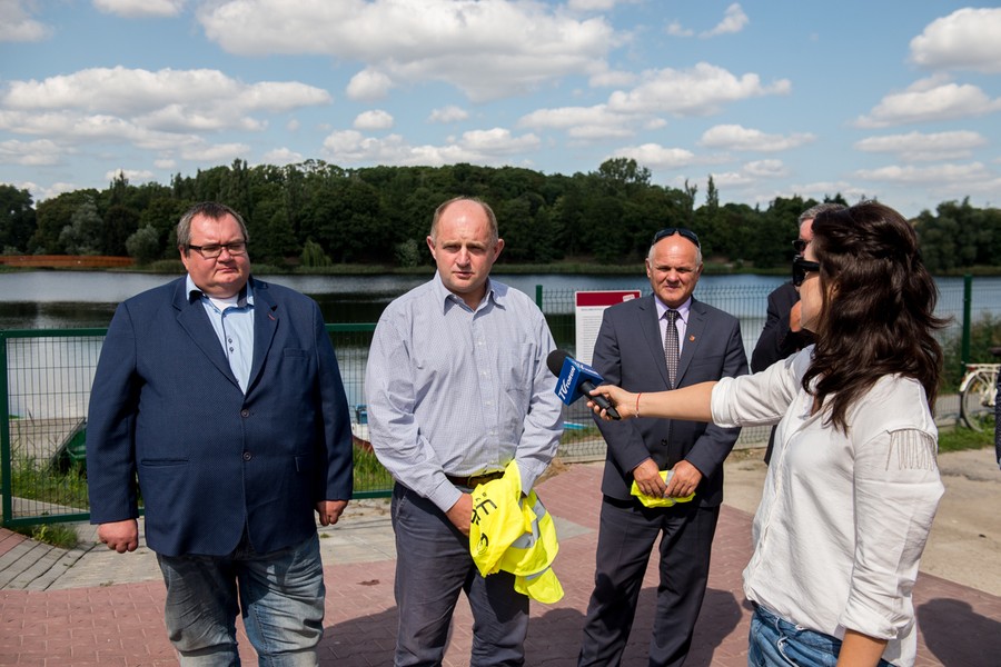 Spotkanie przedstawicieli samorządu województwa i samorządów lokalnych na placu budowy drogi nr 548, fot. Łukasz Piecyk