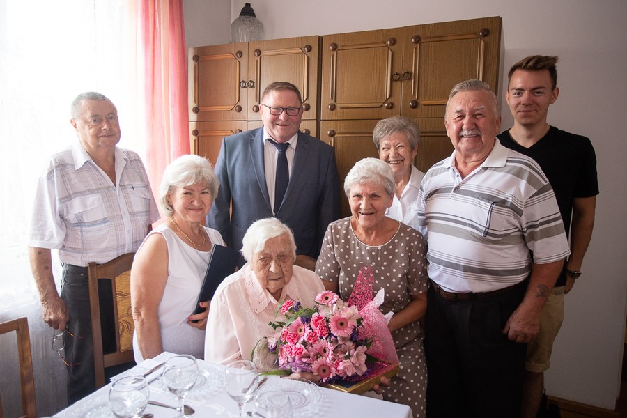 Wizyta radnego województwa Ryszarda Kierzka u Anieli Żurawskiej, fot. Filip Kowalkowski