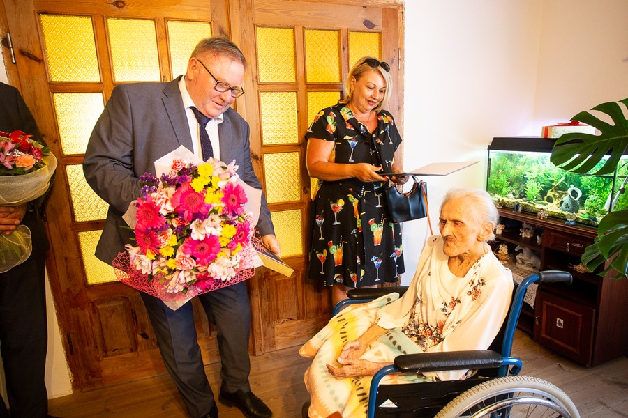 Wizyta radnego województwa Ryszarda Kierzka u Marii Wargackiej, fot. Filip Kowalkowski