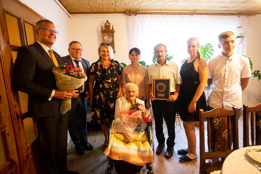 Wizyta radnego województwa Ryszarda Kierzka u Marii Wargackiej, fot. Filip Kowalkowski