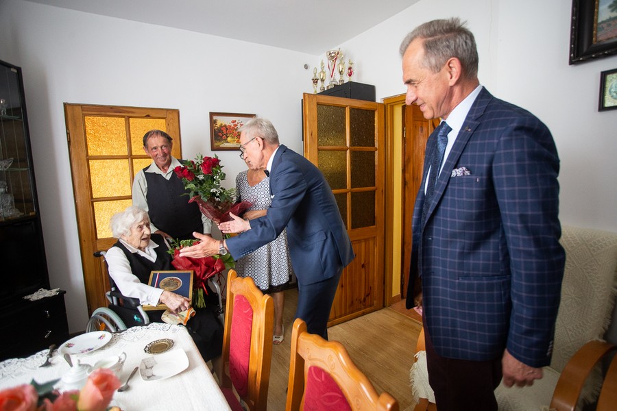 Wizyta radnego województwa Marka Domżały u Łucji Szyperskiej, fot. Filip Kowalkowski