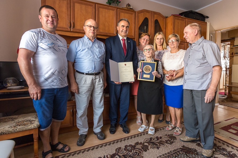 Wizyta przewodniczącego sejmiku Ryszarda Bobera u Moniki Ćwiek, fot. Szymon Zdziebło/tarantoga.pl