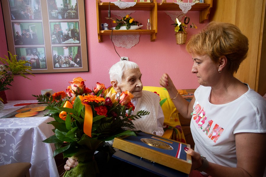 Wizyta radnej województwa Agnieszki Kłopotek u Cecylii Araszewicz, fot. Filip Kowalkowski