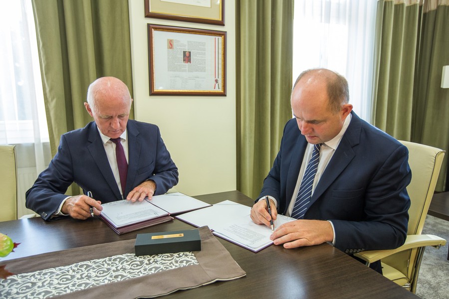 Marszałek Piotr Całbecki wręczył umowę prezydentowi Grudziądza Robertowi Malinowskiemu, fot. Szymon Zdziebło/tarantoga.pl