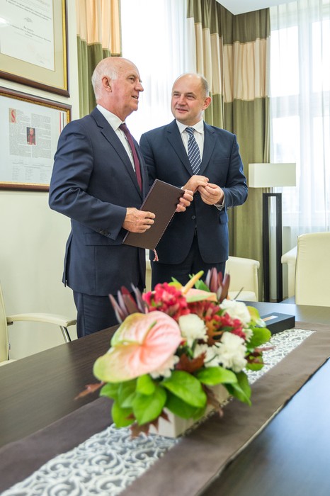 Marszałek Piotr Całbecki wręczył umowę prezydentowi Grudziądza Robertowi Malinowskiemu, fot. Szymon Zdziebło/tarantoga.pl