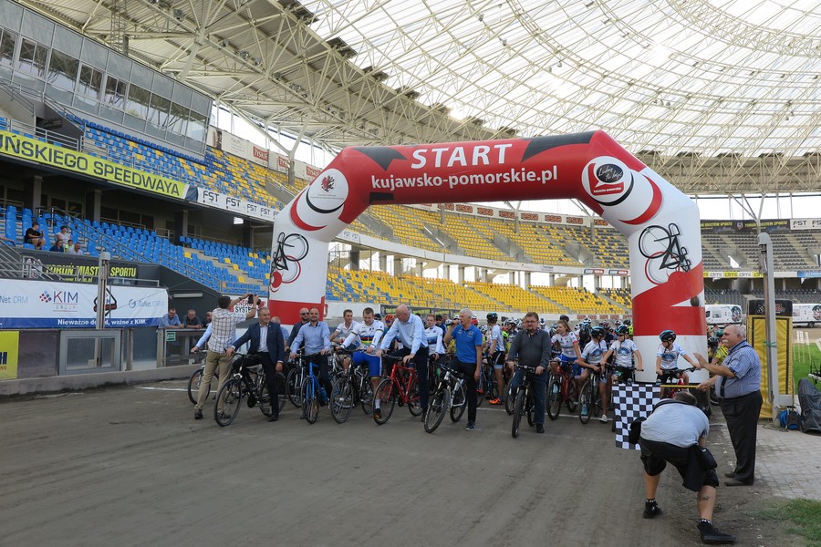 Prezentacja szkółek kolarskich na toruńskiej Motoarenie, fot. archiwum Urzędu Marszałkowskiego