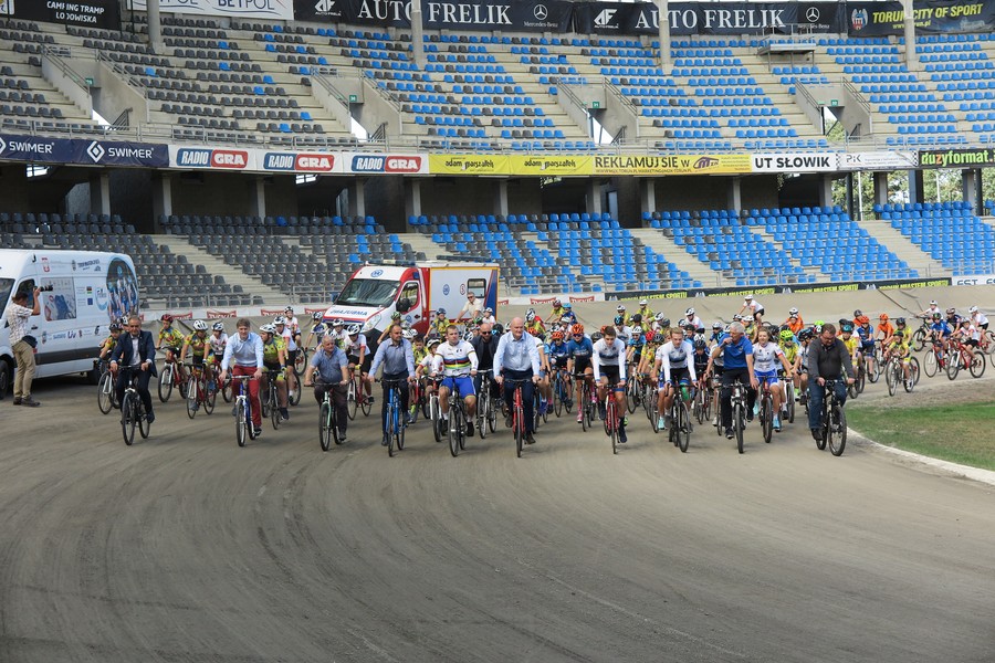Prezentacja szkółek kolarskich na toruńskiej Motoarenie, fot. archiwum Urzędu Marszałkowskiego