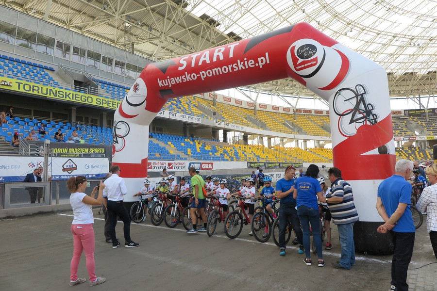 Prezentacja szkółek kolarskich na toruńskiej Motoarenie, fot. archiwum Urzędu Marszałkowskiego