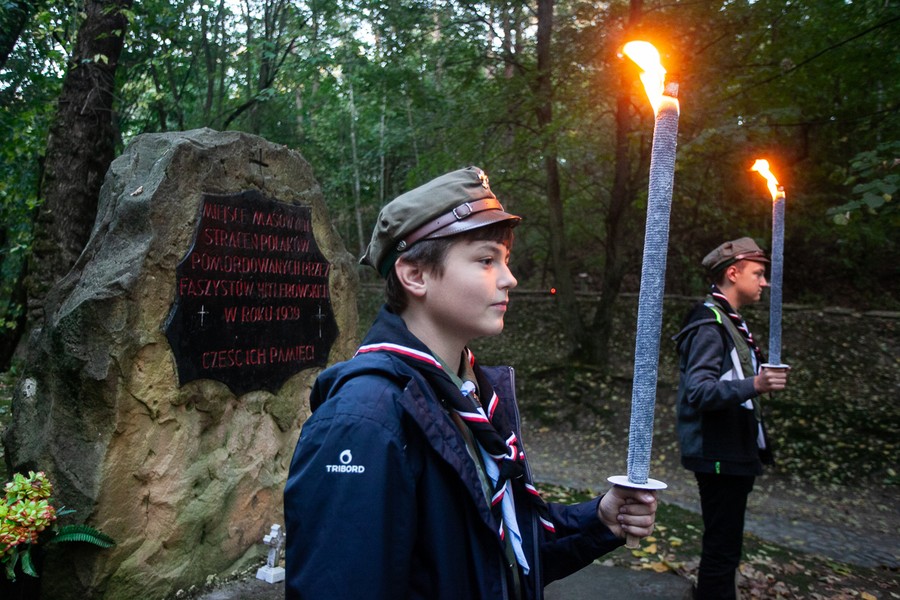 Uroczystość w bydgoskiej „Dolinie Śmierci” połączona ze zbiórką ziemi pod budowę Pomnika Pamięci Ofiar Zbrodni Pomorskiej 1939, fot. Filip Kowalkowski