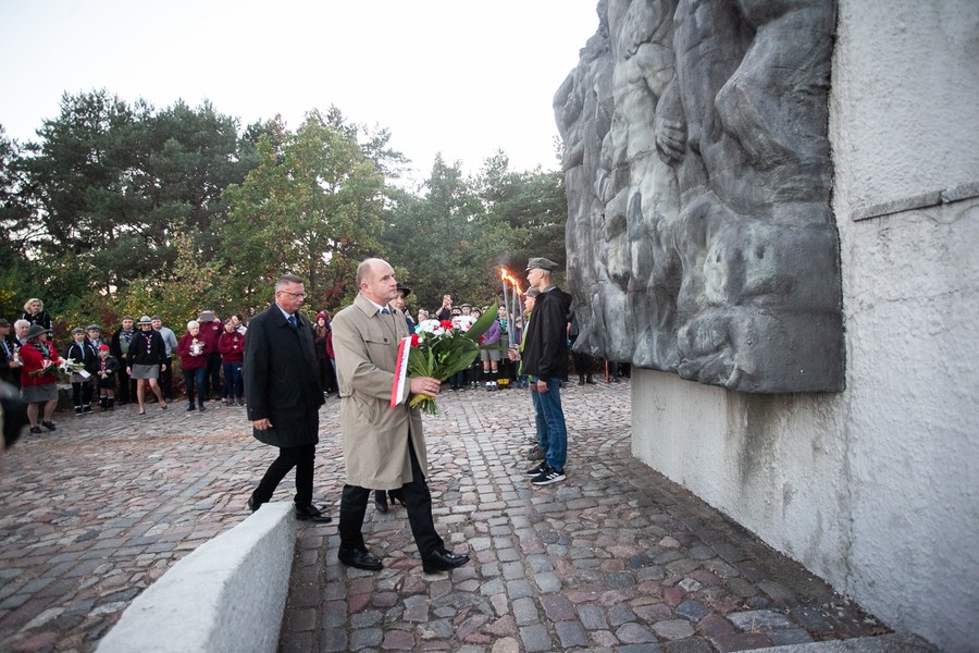 Uroczystość w bydgoskiej „Dolinie Śmierci” połączona ze zbiórką ziemi pod budowę Pomnika Pamięci Ofiar Zbrodni Pomorskiej 1939, fot. Filip Kowalkowski