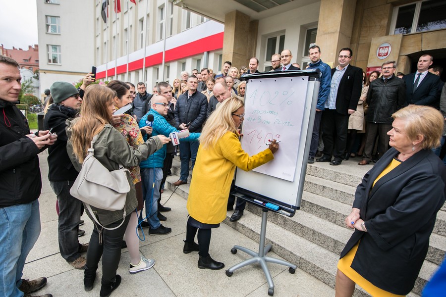 Informację o osiągnięciu wymaganego poziomu certyfikacji marszałek Piotr Całbecki wspólnie ze współpracownikami ogłosił dziś (2 października) przed Urzędem Marszałkowskim, fot. Andrzej Goiński