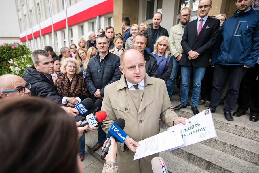 Informację o osiągnięciu wymaganego poziomu certyfikacji marszałek Piotr Całbecki wspólnie ze współpracownikami ogłosił dziś (2 października) przed Urzędem Marszałkowskim, fot. Andrzej Goiński