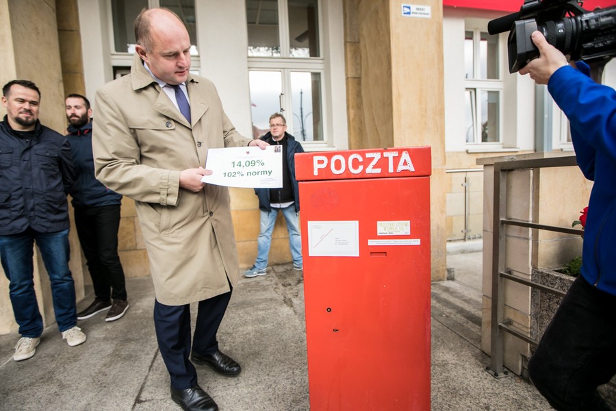 Informację o osiągnięciu wymaganego poziomu certyfikacji marszałek Piotr Całbecki wspólnie ze współpracownikami ogłosił dziś (2 października) przed Urzędem Marszałkowskim, fot. Andrzej Goiński