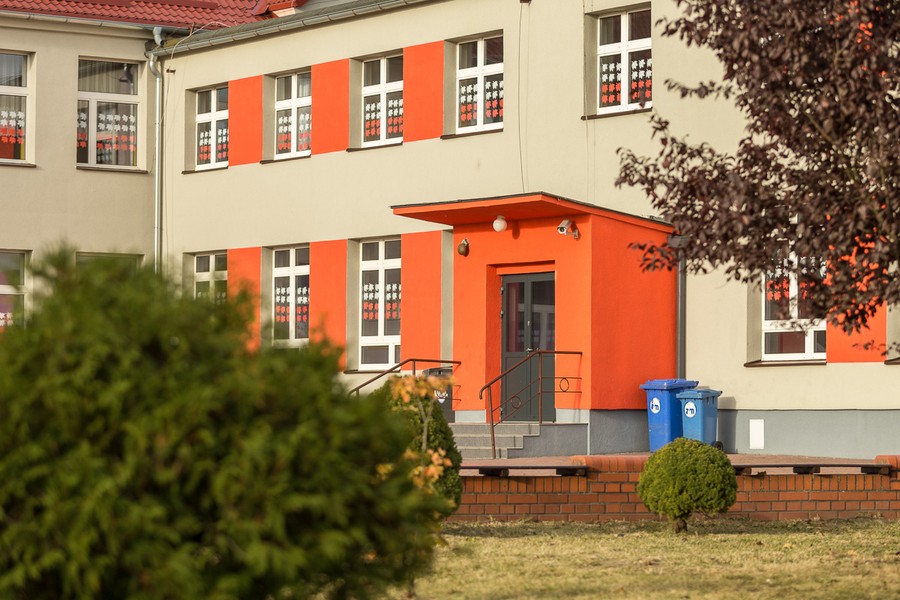 Zespół Szkół Publicznych w Kijewie Królewskim po termomodernizacji, fot. Szymon Zdziebło/Tarantoga.pl