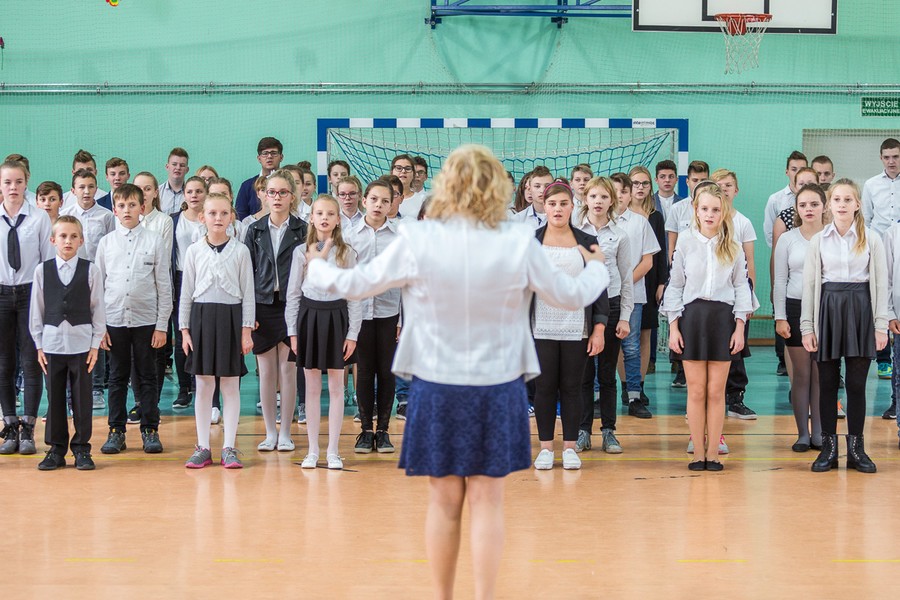 Spotkanie marszałka Piotra Całbeckiego z uczniami Zespołu Szkół Publicznych w Kijewie Królewskim, fot. fot. Szymon Zdziebło/Tarantoga.pl