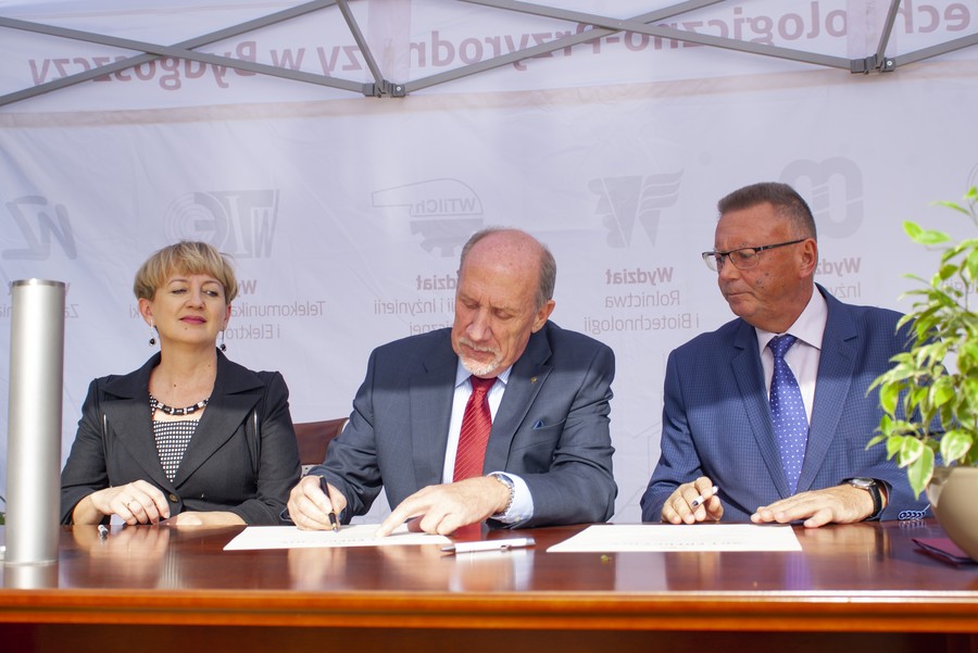 Uroczystości podpisania aktu erekcyjnego oraz wmurowania kamienia węgielnego pod budowę nowych laboratoriów UTP, fot. Ryszard Wszołek