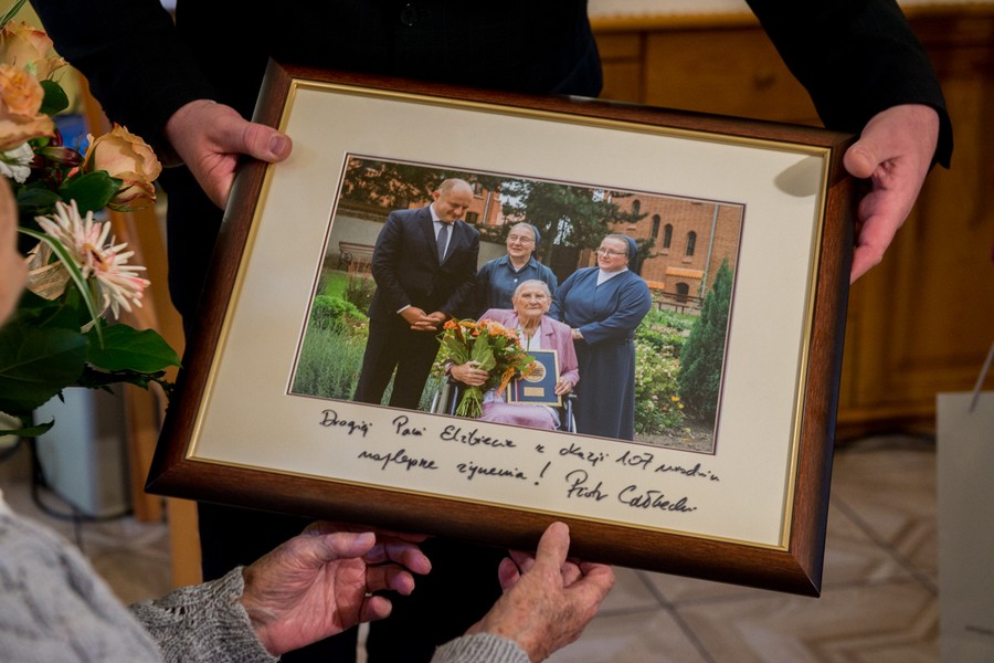 Marszałek Piotr Całbecki był gościem 107 urodzin Elżbiety Rogali, fot. Łukasz Piecyk