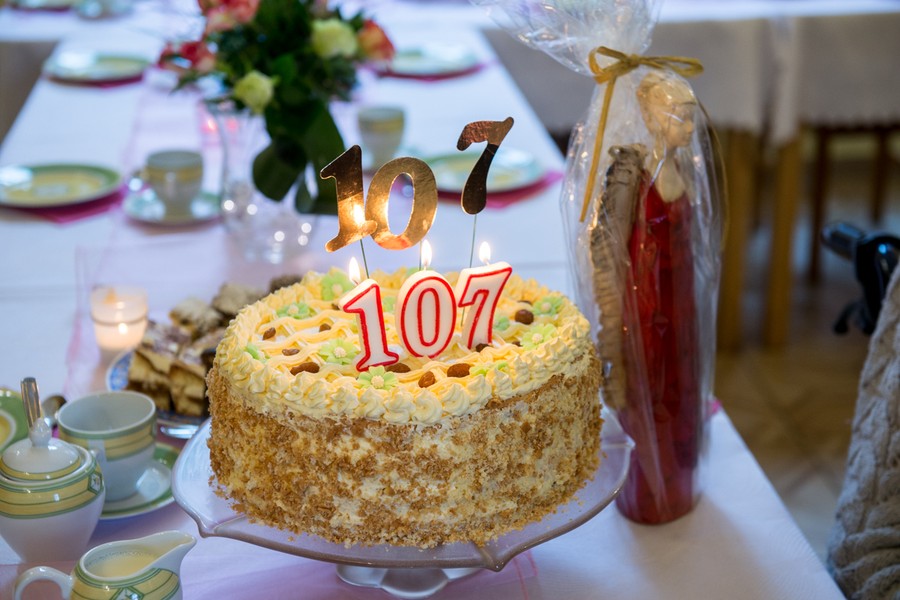 Marszałek Piotr Całbecki był gościem 107 urodzin Elżbiety Rogali, fot. Łukasz Piecyk