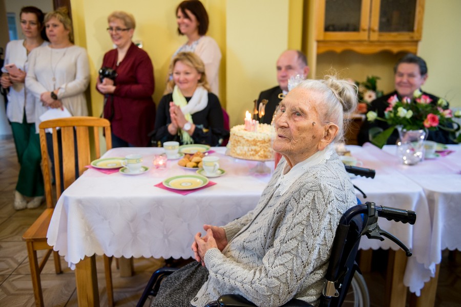 Marszałek Piotr Całbecki był gościem 107 urodzin Elżbiety Rogali, fot. Łukasz Piecyk