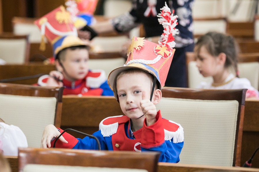 Przedszkolaki zaprezentowały dziś (8 listopada) w Urzędzie Marszałkowskim spektakl z okazji setnej rocznicy odzyskania niepodległości, fot. Andrzej Goiński