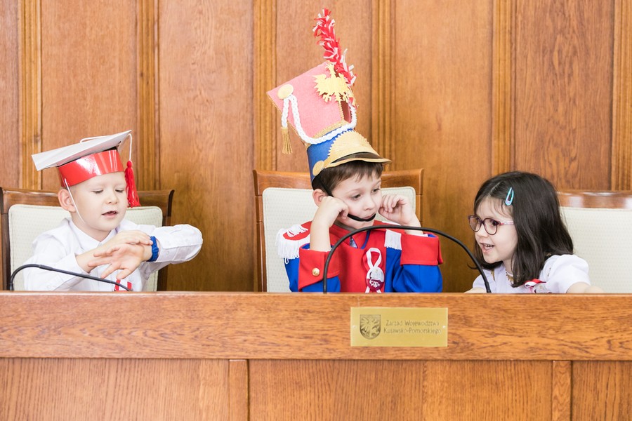 Przedszkolaki zaprezentowały dziś (8 listopada) w Urzędzie Marszałkowskim spektakl z okazji setnej rocznicy odzyskania niepodległości, fot. Andrzej Goiński