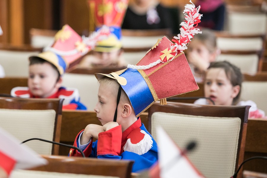 Przedszkolaki zaprezentowały dziś (8 listopada) w Urzędzie Marszałkowskim spektakl z okazji setnej rocznicy odzyskania niepodległości, fot. Andrzej Goiński