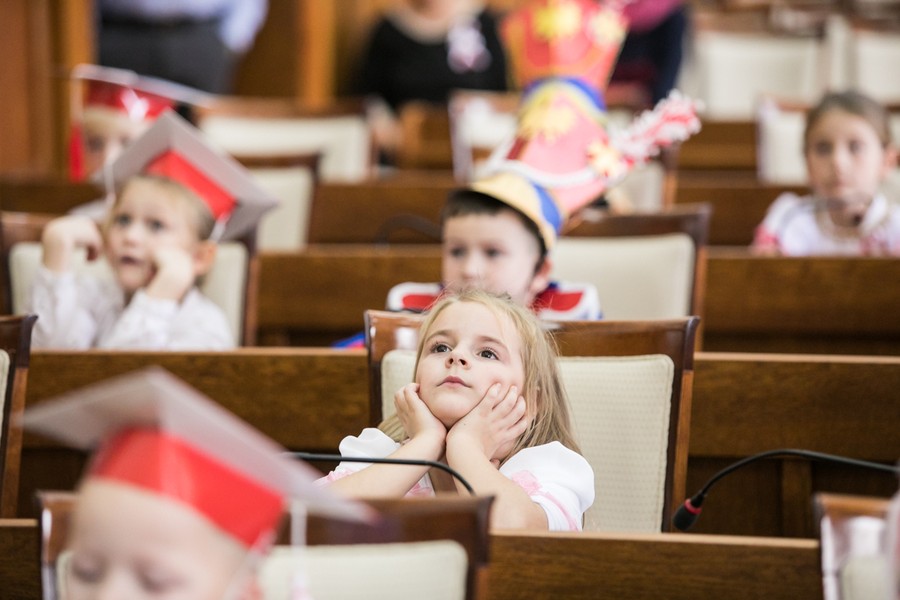 Przedszkolaki zaprezentowały dziś (8 listopada) w Urzędzie Marszałkowskim spektakl z okazji setnej rocznicy odzyskania niepodległości, fot. Andrzej Goiński