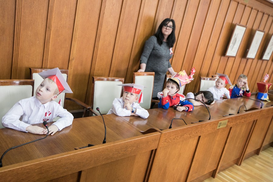 Przedszkolaki zaprezentowały dziś (8 listopada) w Urzędzie Marszałkowskim spektakl z okazji setnej rocznicy odzyskania niepodległości, fot. Andrzej Goiński