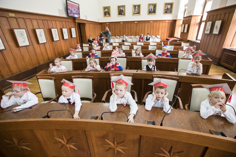 Przedszkolaki zaprezentowały dziś (8 listopada) w Urzędzie Marszałkowskim spektakl z okazji setnej rocznicy odzyskania niepodległości, fot. Andrzej Goiński