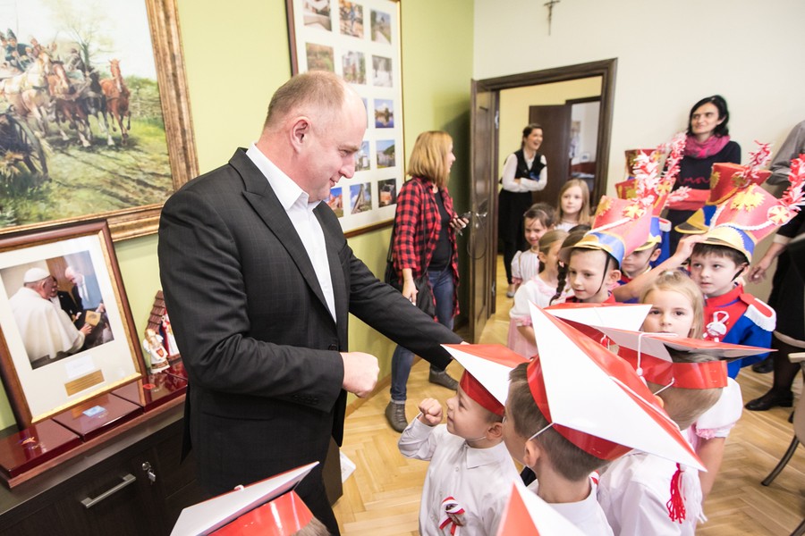 Przedszkolaki zaprezentowały dziś (8 listopada) w Urzędzie Marszałkowskim spektakl z okazji setnej rocznicy odzyskania niepodległości, fot. Andrzej Goiński