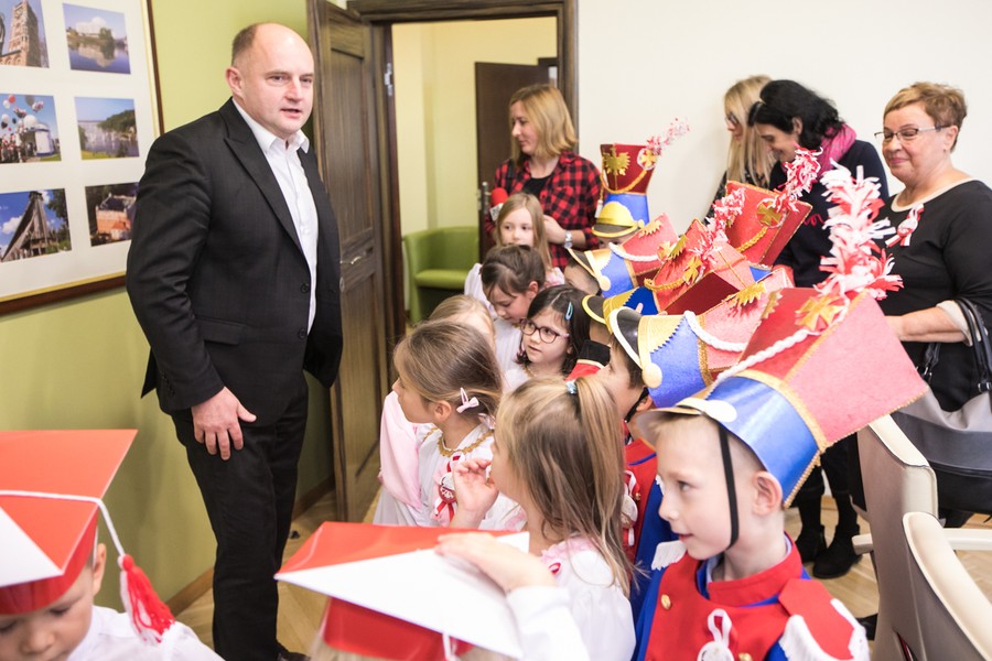 Przedszkolaki zaprezentowały dziś (8 listopada) w Urzędzie Marszałkowskim spektakl z okazji setnej rocznicy odzyskania niepodległości, fot. Andrzej Goiński