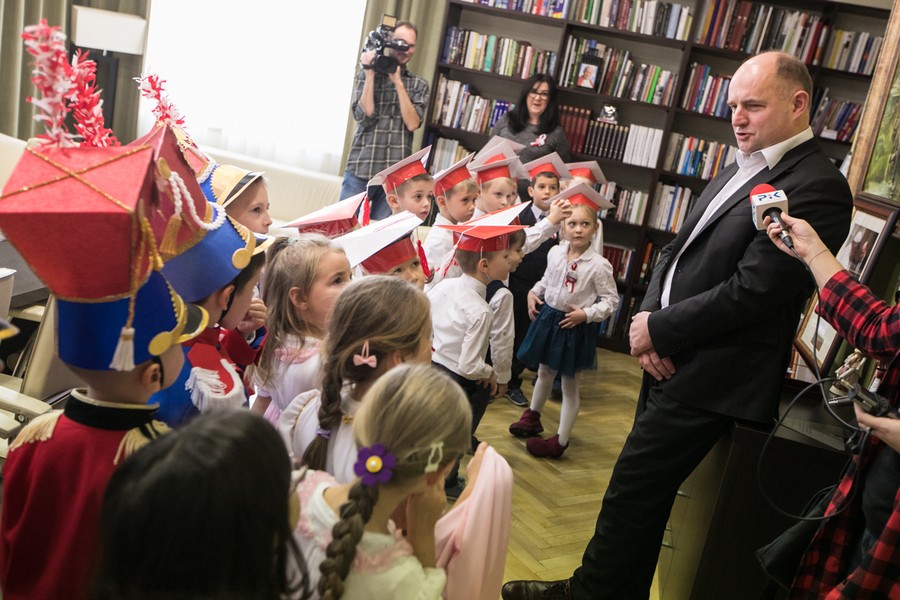 Przedszkolaki zaprezentowały dziś (8 listopada) w Urzędzie Marszałkowskim spektakl z okazji setnej rocznicy odzyskania niepodległości, fot. Andrzej Goiński