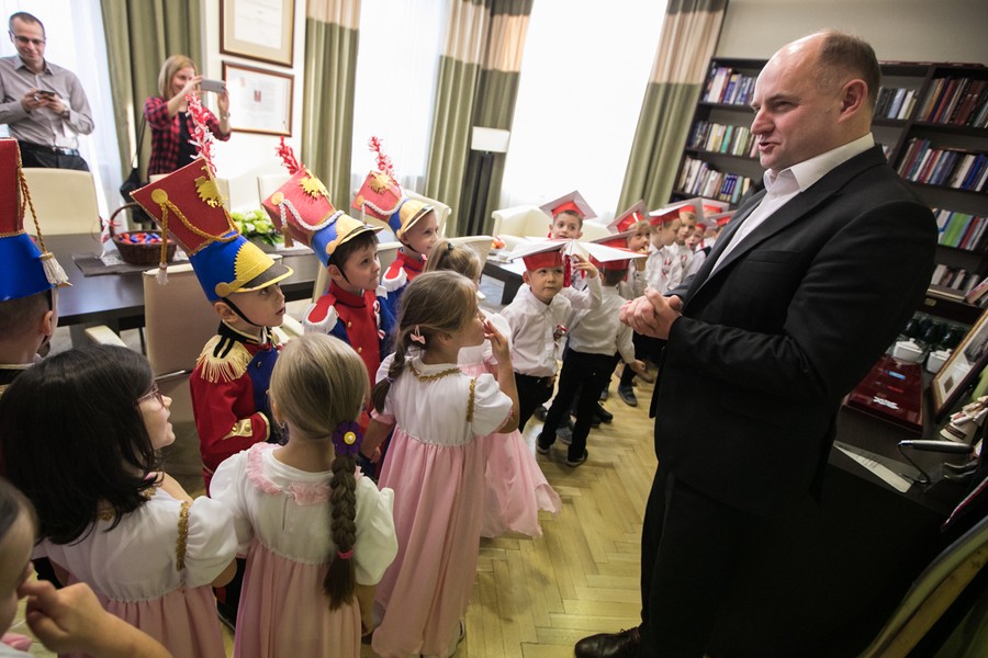Przedszkolaki zaprezentowały dziś (8 listopada) w Urzędzie Marszałkowskim spektakl z okazji setnej rocznicy odzyskania niepodległości, fot. Andrzej Goiński