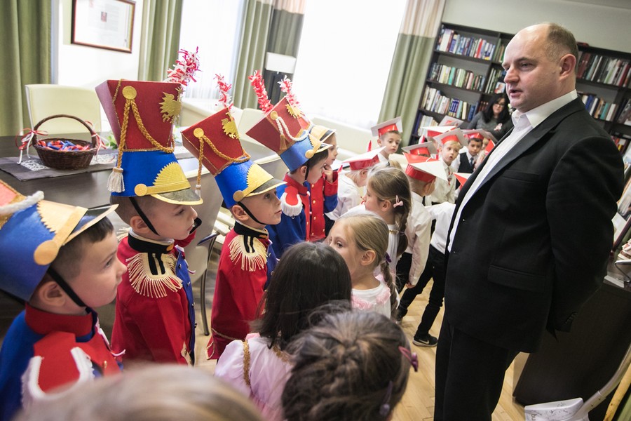 Przedszkolaki zaprezentowały dziś (8 listopada) w Urzędzie Marszałkowskim spektakl z okazji setnej rocznicy odzyskania niepodległości, fot. Andrzej Goiński