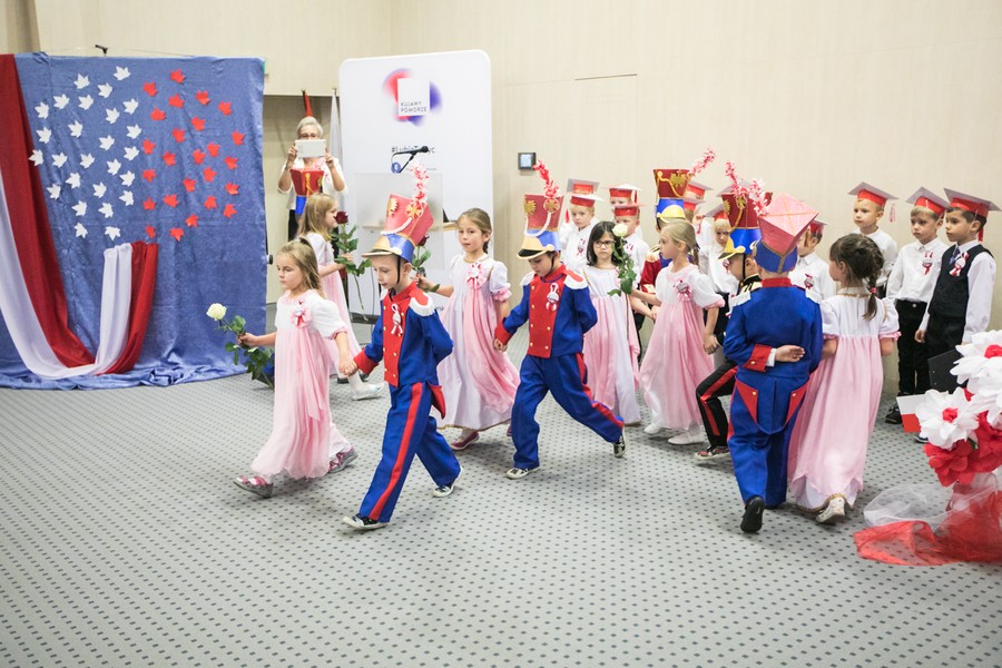 Przedszkolaki zaprezentowały dziś (8 listopada) w Urzędzie Marszałkowskim spektakl z okazji setnej rocznicy odzyskania niepodległości, fot. Andrzej Goiński