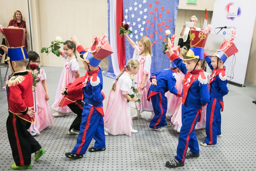Przedszkolaki zaprezentowały dziś (8 listopada) w Urzędzie Marszałkowskim spektakl z okazji setnej rocznicy odzyskania niepodległości, fot. Andrzej Goiński