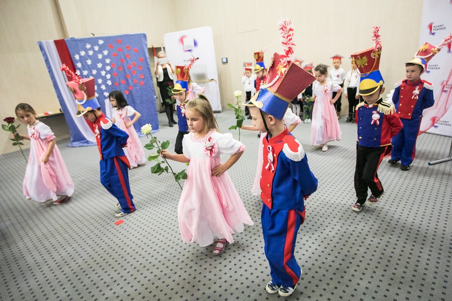 Przedszkolaki zaprezentowały dziś (8 listopada) w Urzędzie Marszałkowskim spektakl z okazji setnej rocznicy odzyskania niepodległości, fot. Andrzej Goiński
