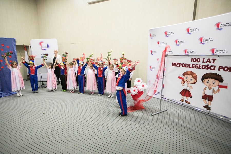 Przedszkolaki zaprezentowały dziś (8 listopada) w Urzędzie Marszałkowskim spektakl z okazji setnej rocznicy odzyskania niepodległości, fot. Andrzej Goiński