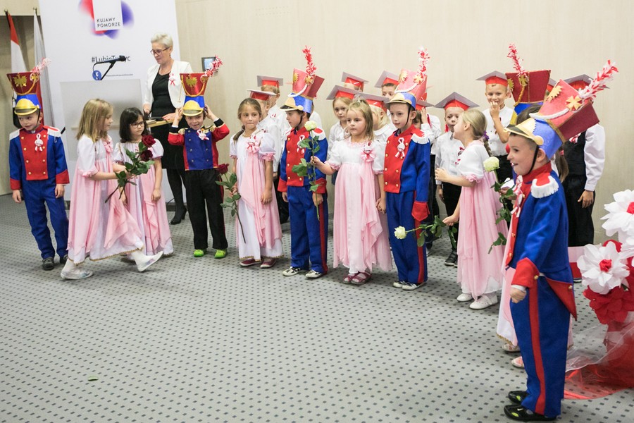 Przedszkolaki zaprezentowały dziś (8 listopada) w Urzędzie Marszałkowskim spektakl z okazji setnej rocznicy odzyskania niepodległości, fot. Andrzej Goiński
