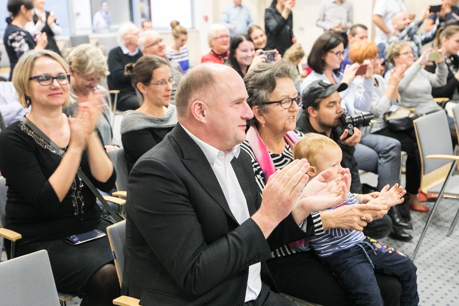 Przedszkolaki zaprezentowały dziś (8 listopada) w Urzędzie Marszałkowskim spektakl z okazji setnej rocznicy odzyskania niepodległości, fot. Andrzej Goiński