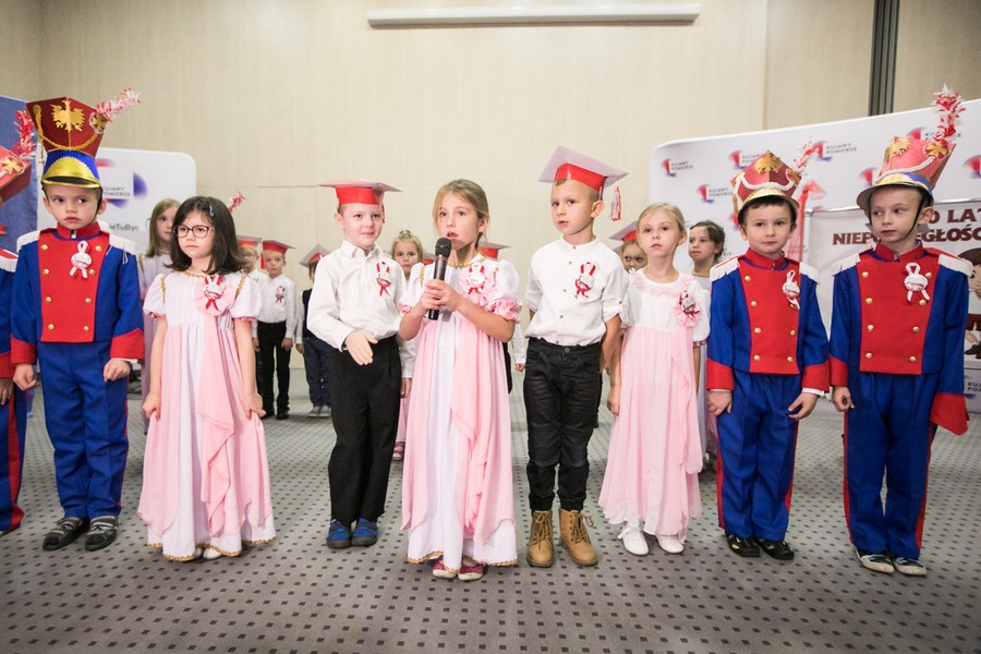 Przedszkolaki zaprezentowały dziś (8 listopada) w Urzędzie Marszałkowskim spektakl z okazji setnej rocznicy odzyskania niepodległości, fot. Andrzej Goiński