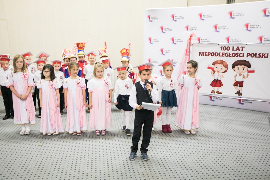 Przedszkolaki zaprezentowały dziś (8 listopada) w Urzędzie Marszałkowskim spektakl z okazji setnej rocznicy odzyskania niepodległości, fot. Andrzej Goiński