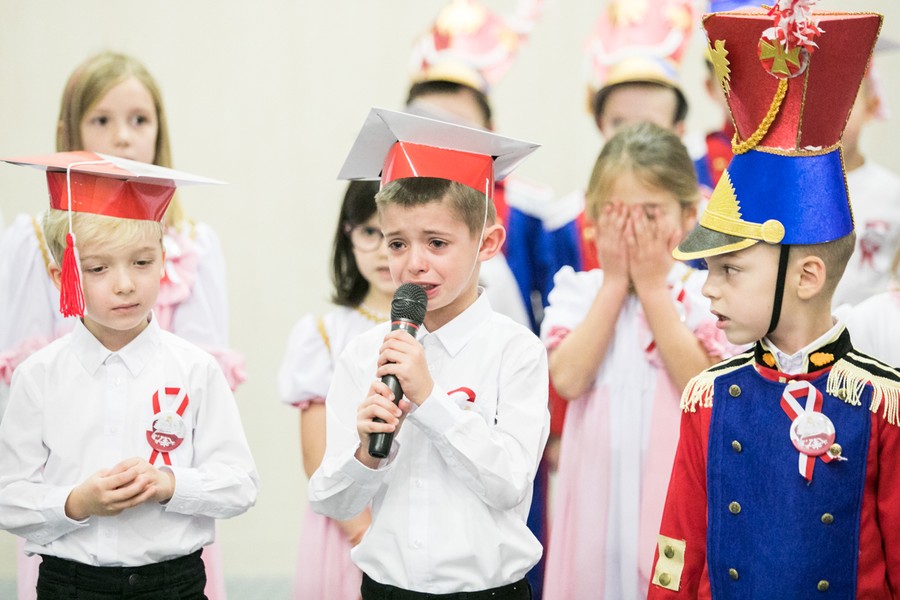 Przedszkolaki zaprezentowały dziś (8 listopada) w Urzędzie Marszałkowskim spektakl z okazji setnej rocznicy odzyskania niepodległości, fot. Andrzej Goiński