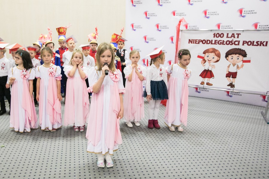 Przedszkolaki zaprezentowały dziś (8 listopada) w Urzędzie Marszałkowskim spektakl z okazji setnej rocznicy odzyskania niepodległości, fot. Andrzej Goiński