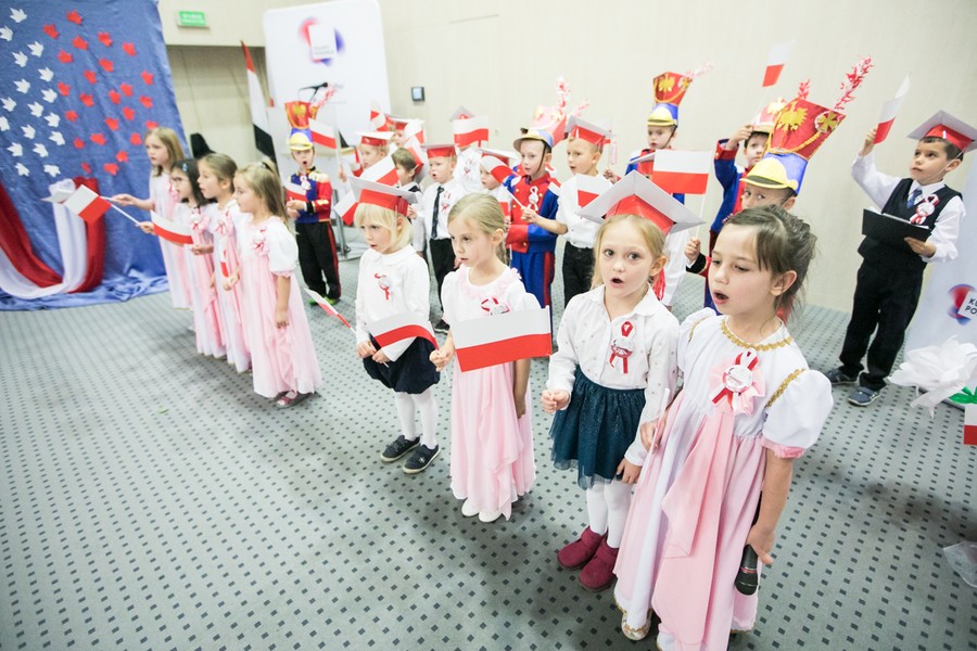 Przedszkolaki zaprezentowały dziś (8 listopada) w Urzędzie Marszałkowskim spektakl z okazji setnej rocznicy odzyskania niepodległości, fot. Andrzej Goiński