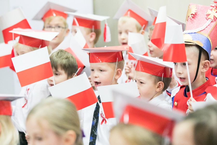 Przedszkolaki zaprezentowały dziś (8 listopada) w Urzędzie Marszałkowskim spektakl z okazji setnej rocznicy odzyskania niepodległości, fot. Andrzej Goiński