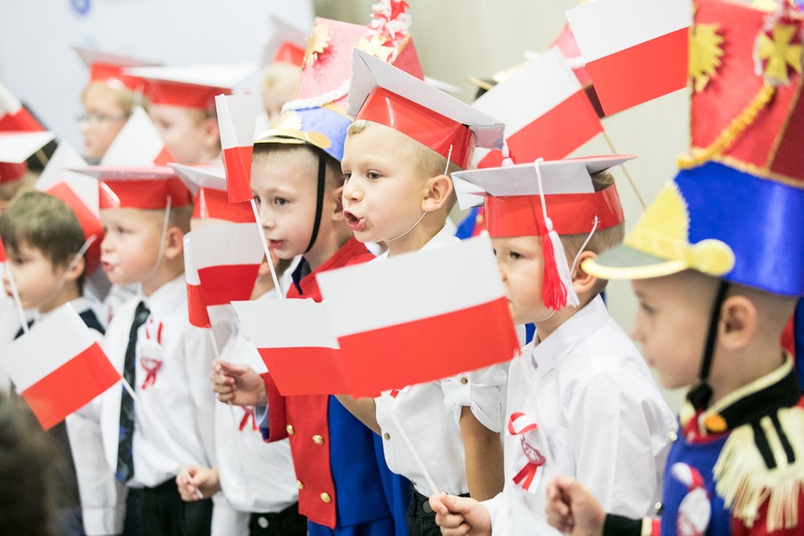 Przedszkolaki zaprezentowały dziś (8 listopada) w Urzędzie Marszałkowskim spektakl z okazji setnej rocznicy odzyskania niepodległości, fot. Andrzej Goiński