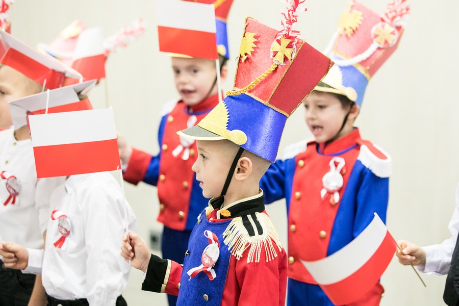 Przedszkolaki zaprezentowały dziś (8 listopada) w Urzędzie Marszałkowskim spektakl z okazji setnej rocznicy odzyskania niepodległości, fot. Andrzej Goiński